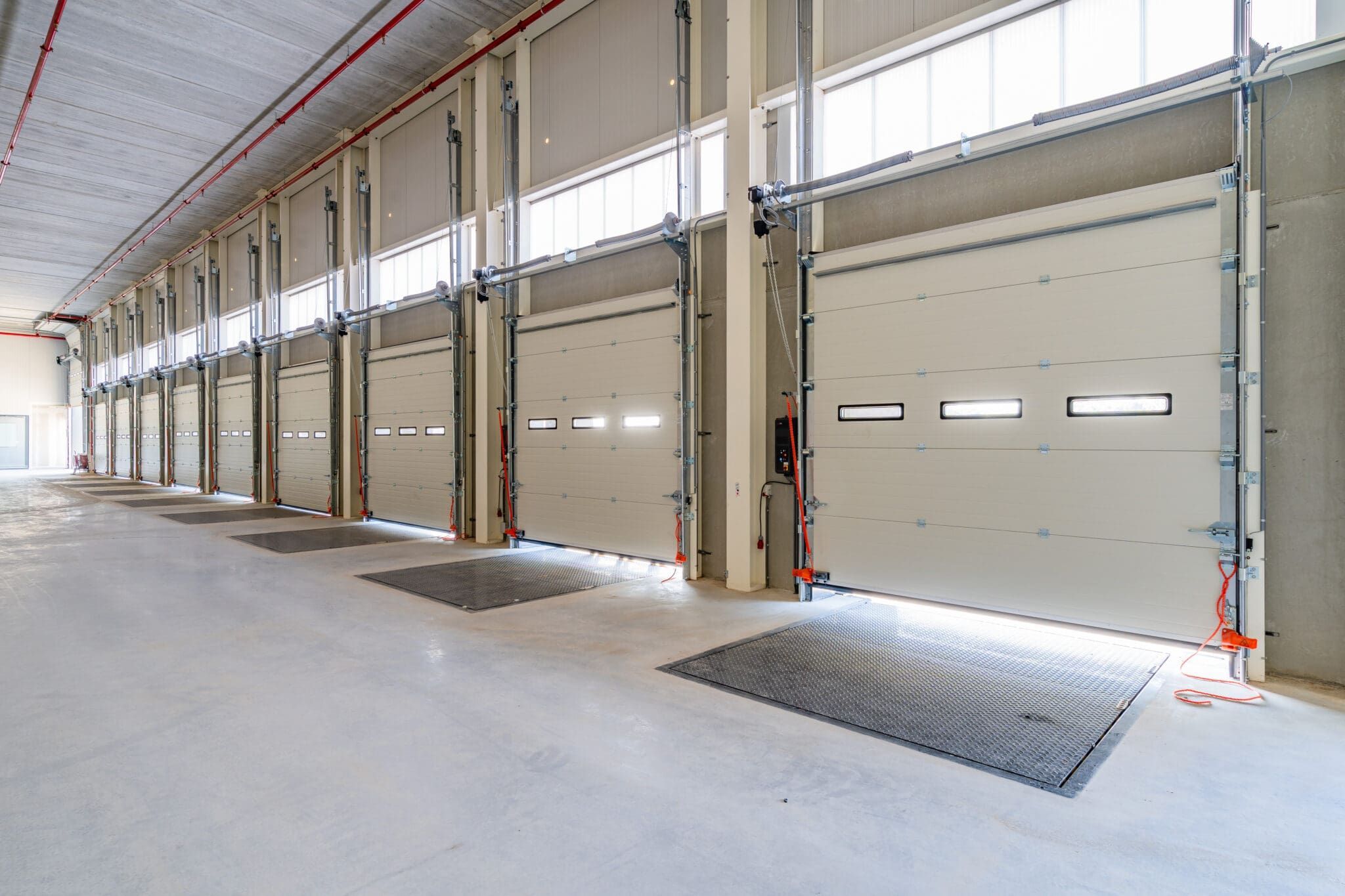 Interieur warehouse Logicor Venray met rij laaddeuren