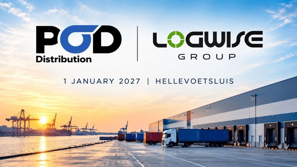 Promotiebanner POD Distribution en Logwise Group met haven en warehouse op achtergrond.