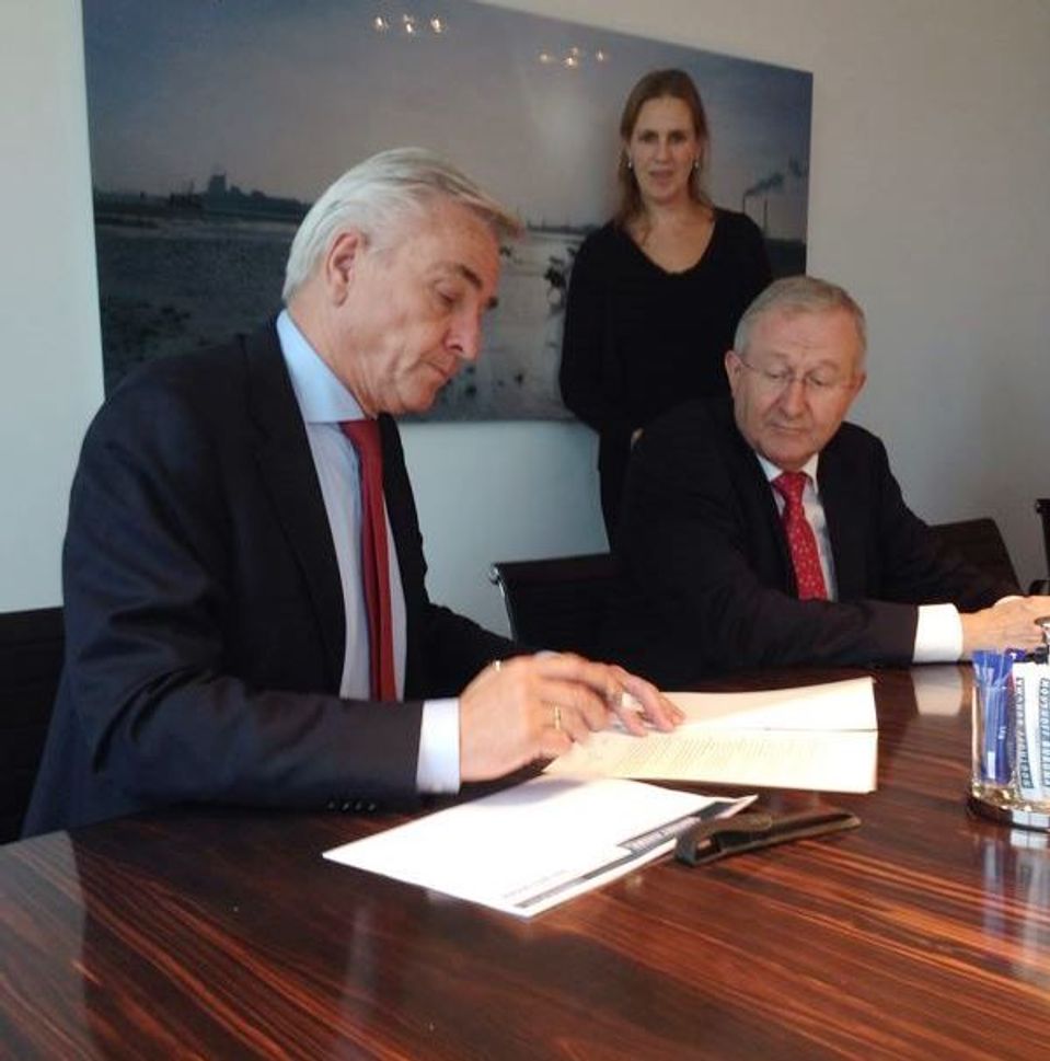Henk-Castelijns-en-Harry-Bruijniks-ondertekenen-contract-DGN-retail-met-Euretco-2.jpg