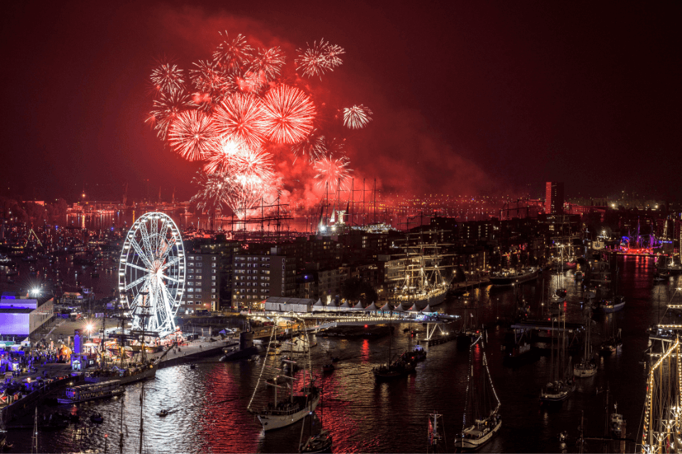 Impressie avondshow Waves of Light tijdens SAIL 2025