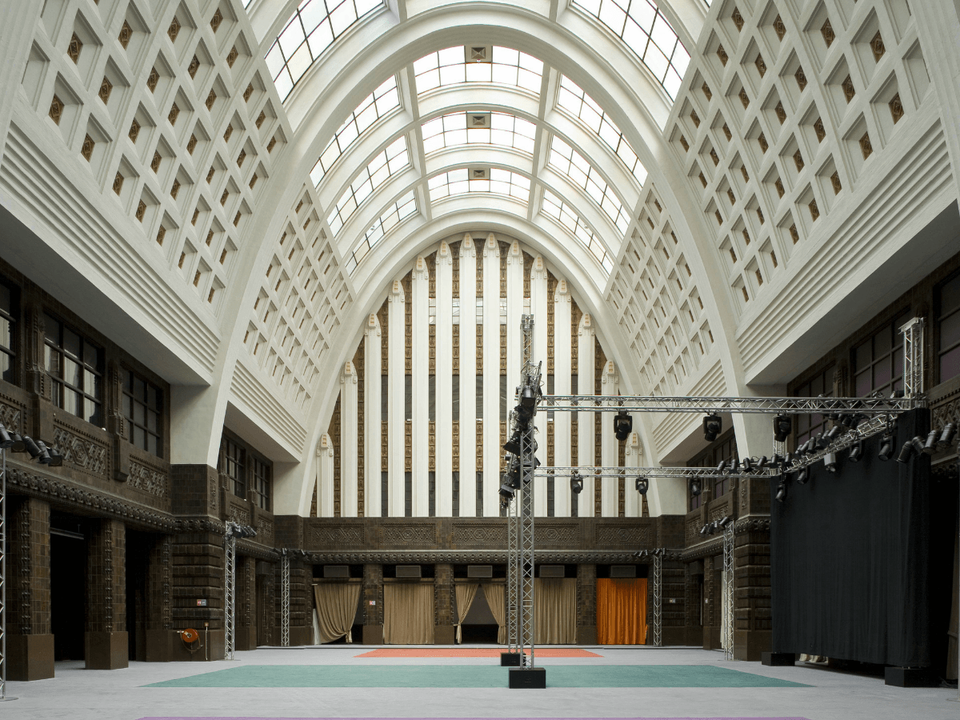 Interieur centrale hal hoofdpostkantoor Rotterdam