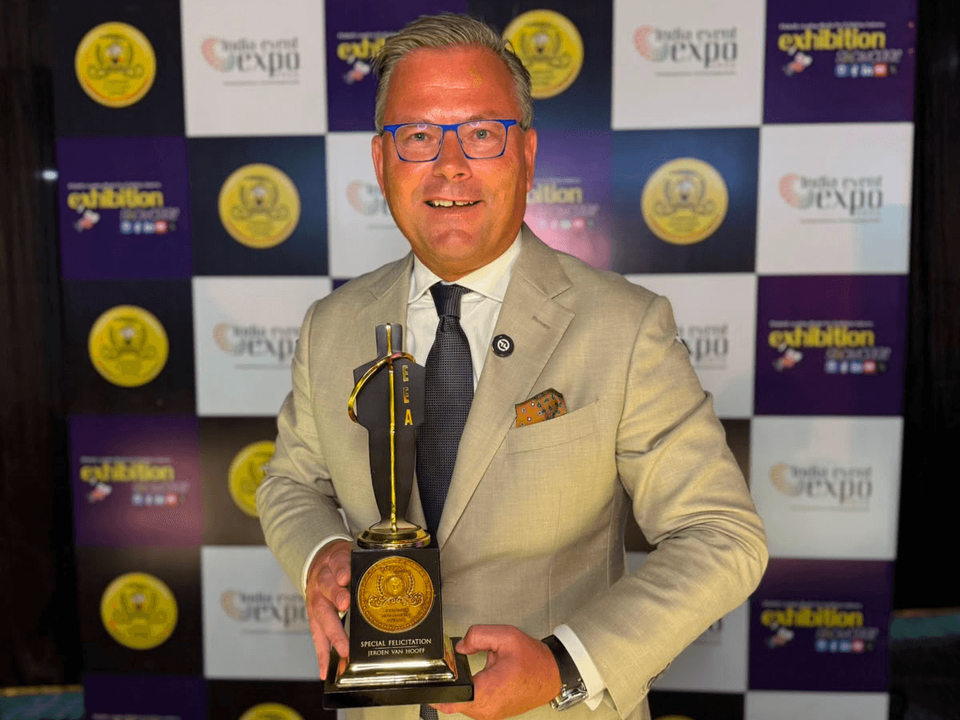 Jeroen van Hooff met de Outstanding Leadership Award