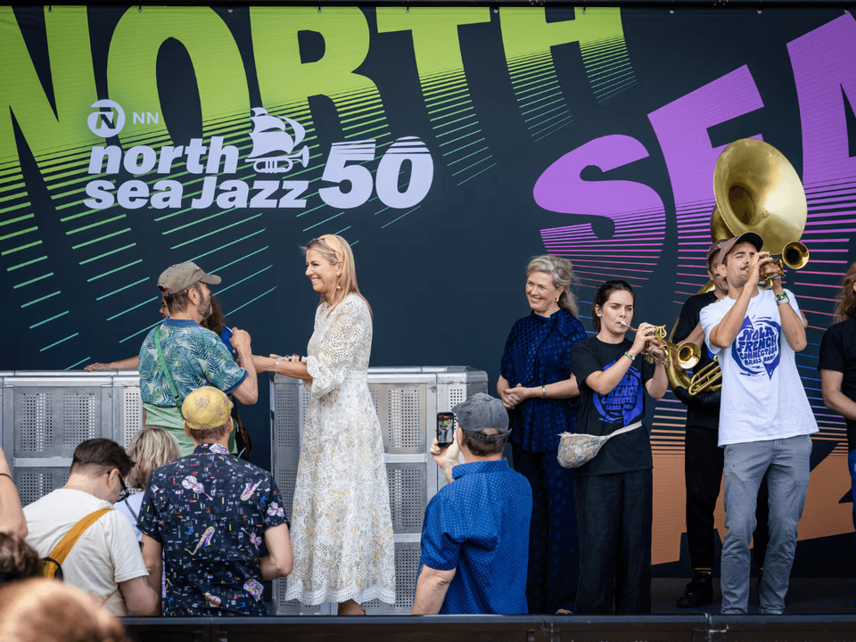Koningin Maxima scant de tickets van de eerste bezoekers aan North Sea Jazz Festival 50