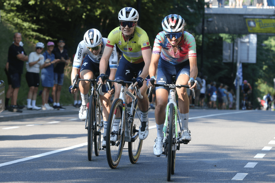 Lotte Kopecky wint voor Lorena Wiebes en Kasia Niewiadoma in de Simac Ladies Tour 2024