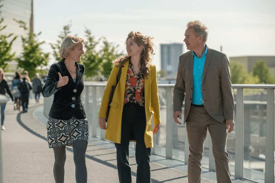 Martine de Vaan in gesprek tijdens wandelmeeting