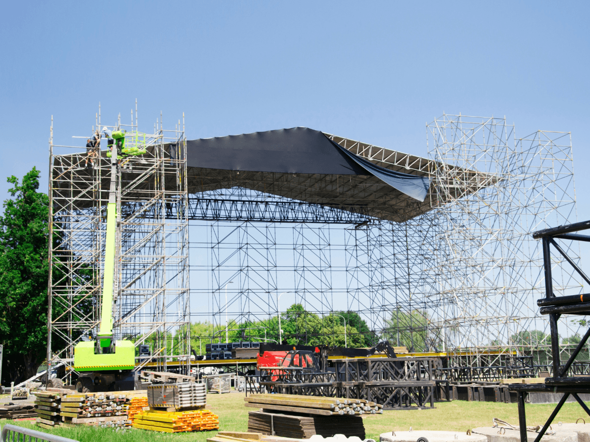 Opbouw festivalstage