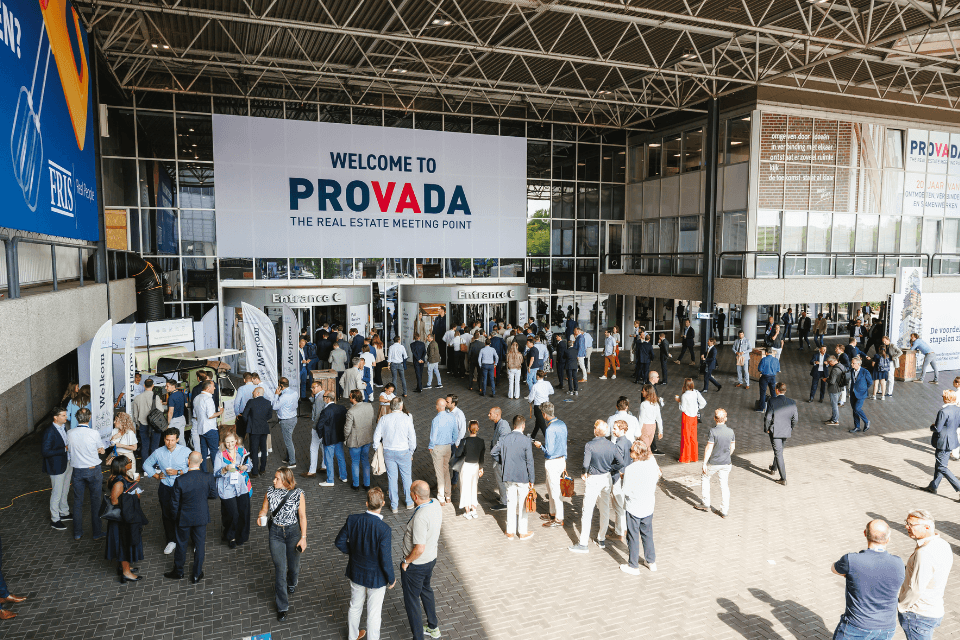 Bezoekers voor de ingang van Provada op dag 1