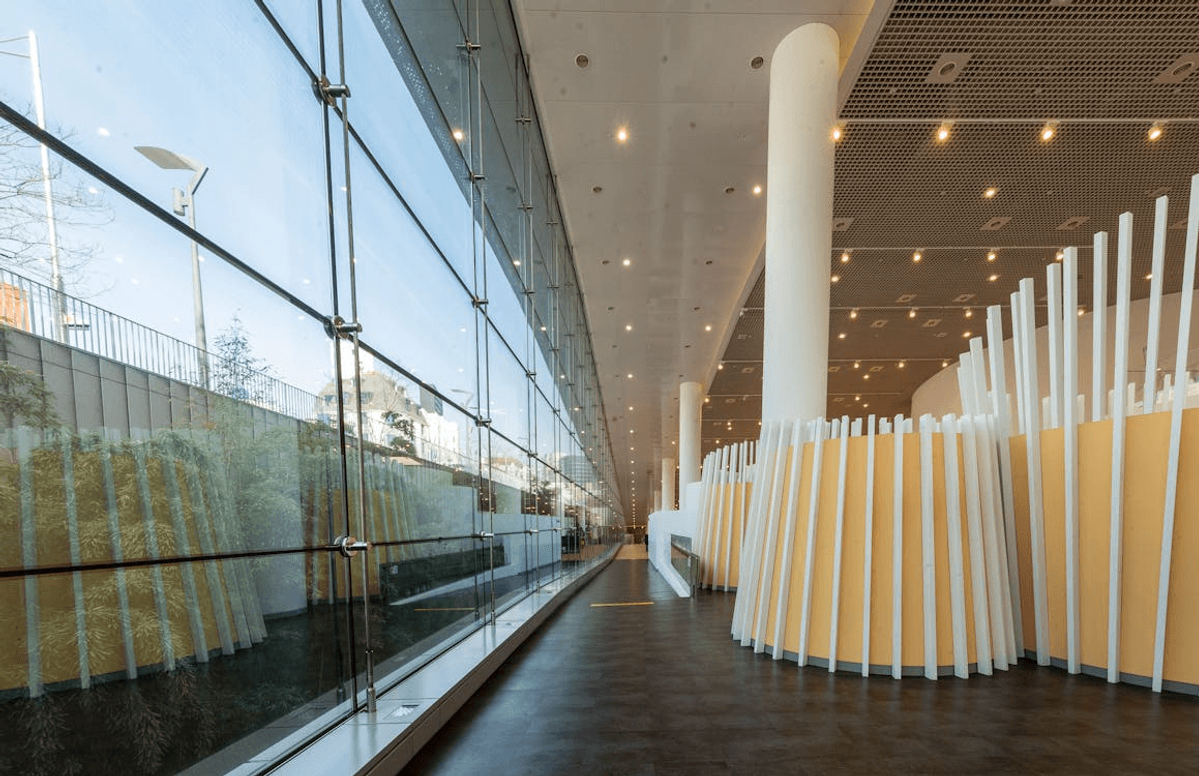 Hoe een glazen schuifwand je winkel verbetert