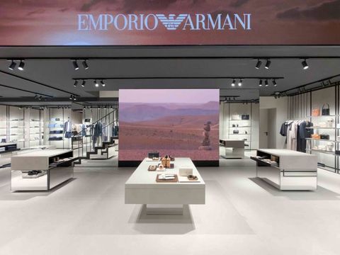 Luxemerk Armani ziet omzet dalen, winst verbetert