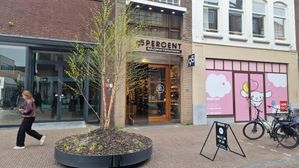 95percent sluit enige winkel; voegt wel kleding aan assortiment toe
