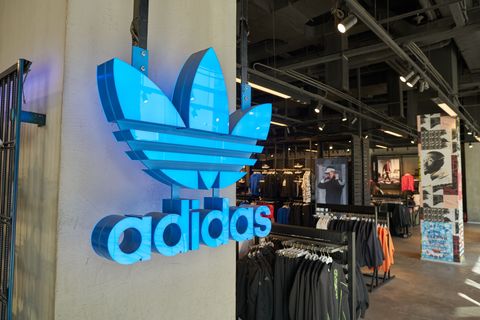 Adidas belandt weer in zwarte cijfers