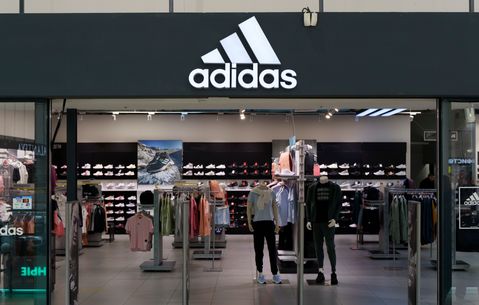 Adidas doet het beter dan verwacht en verhoogt winstverwachting