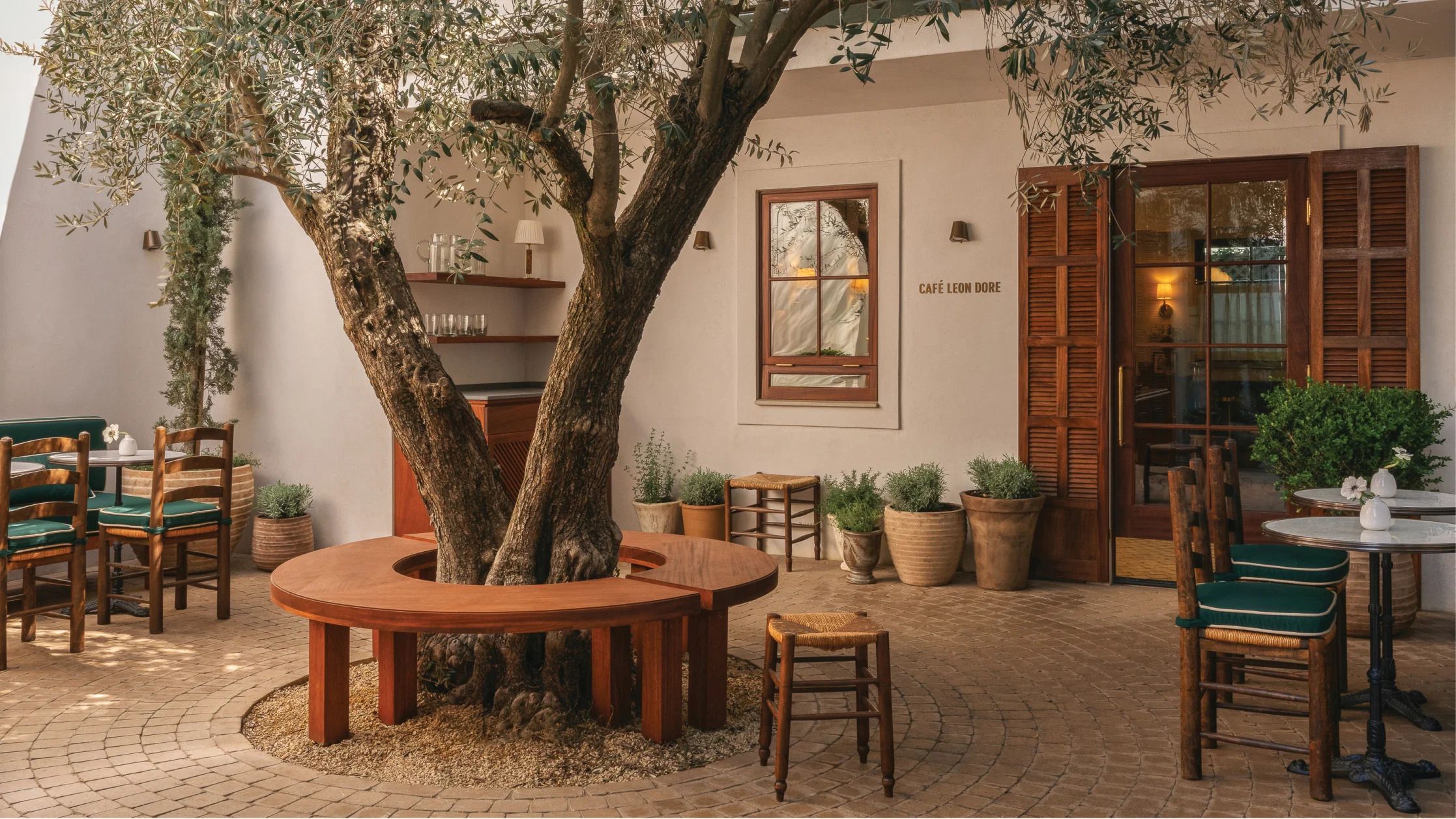 Aime-Leon-Dore-caf&eacute;