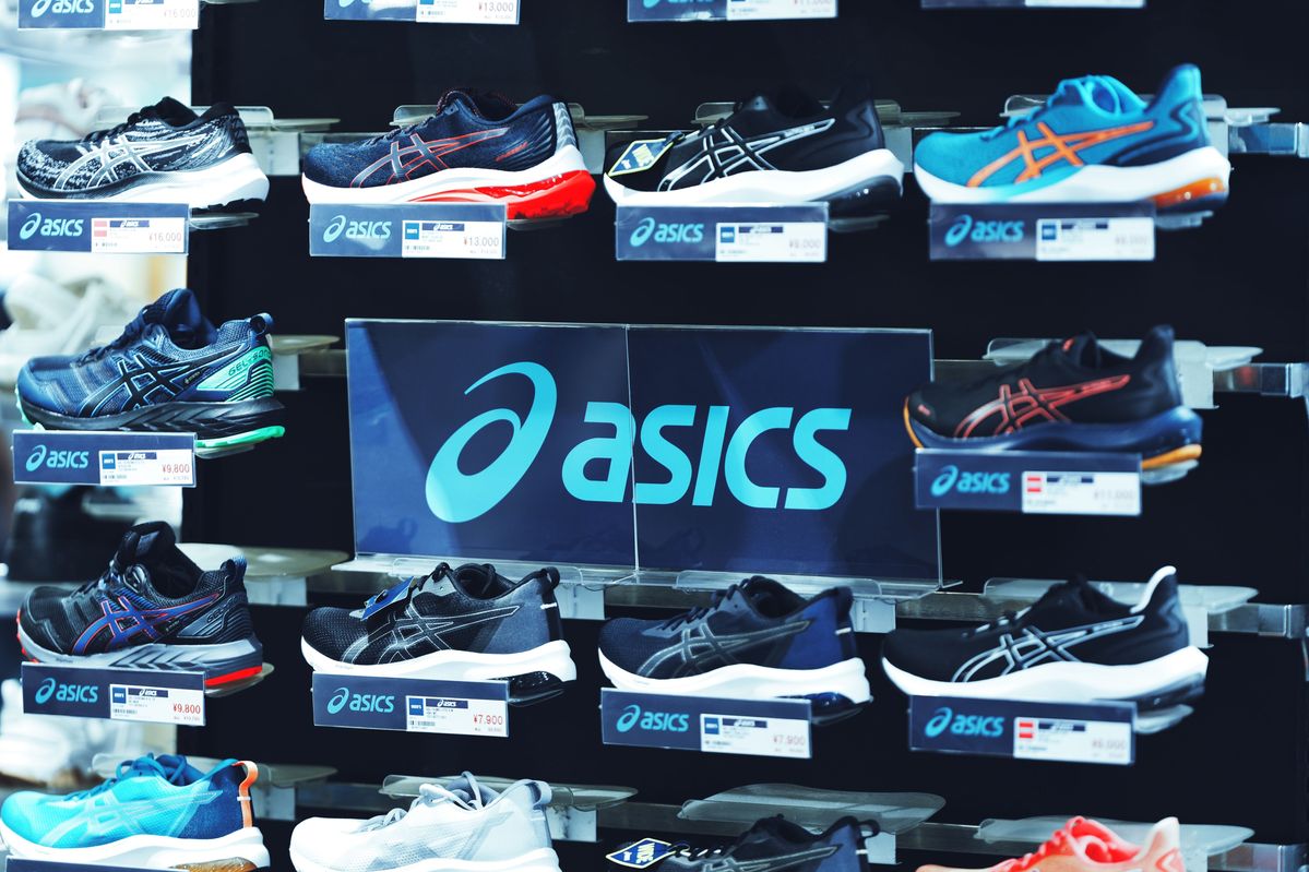 Asics boekt recordkwartaal, met sterke groei in Europa