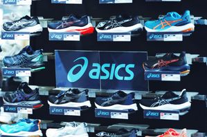 Asics boekt recordkwartaal, met sterke groei in Europa