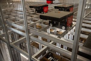 RetailTech: Sanitairwinkel laat 7 robots duizenden voorraadbakken ophalen