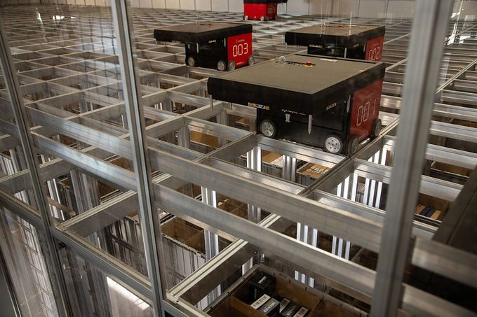 RetailTech: Sanitairwinkel laat 7 robots duizenden voorraadbakken ophalen