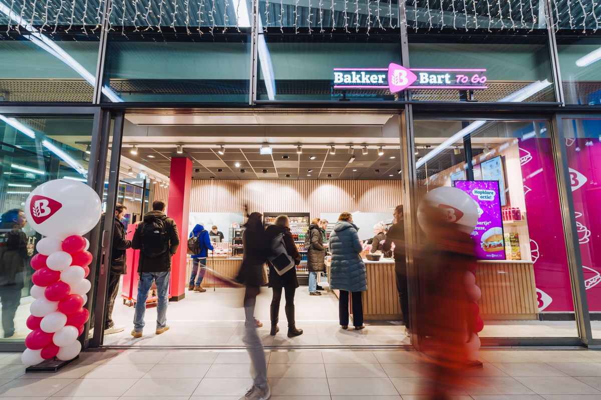 Bakker Bart begint met openen op treinstations