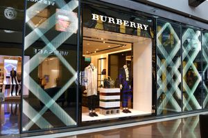 Burberry laat voorzichtig herstel zien, omzetgroei blijft beperkt