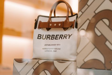 Frasers vergroot belang in Burberry opnieuw