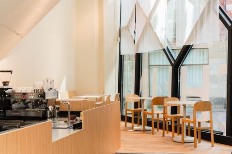Dit café vervangt de patisserie van de Bijenkorf in Amsterdam