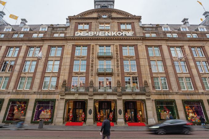 De Bijenkorf ziet bestedingen en nettowinst dalen, investeert tientallen miljoenen in winkels