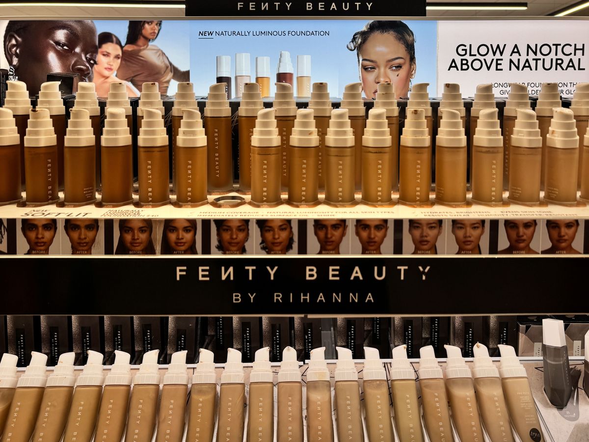 'LVMH overweegt verkoop belang in Fenty Beauty van Rihanna'