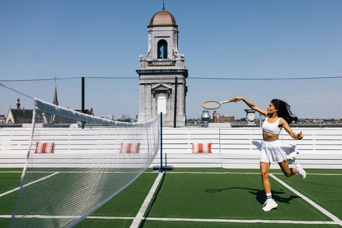 RetailSnippets: Tennissen op het dak bij de Bijenkorf en poolparty in de winkelstraat