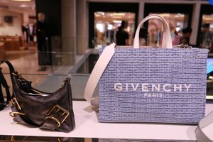 Video: Waarom Givenchy al jaren op zoek is naar zichzelf