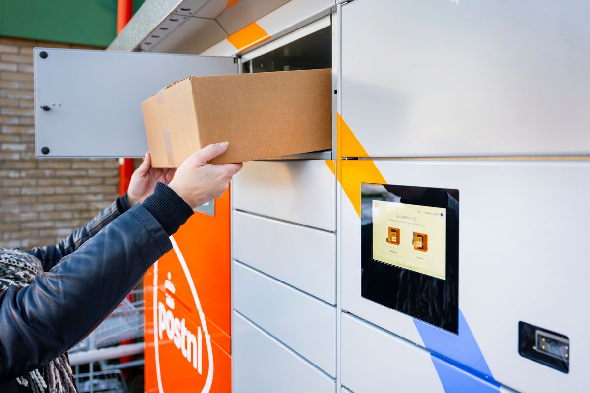 Bijna alle Hoogvliet-filialen krijgen pakketautomaat van PostNL