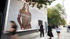 RetailTech: Intimissimi trekt voorbijgangers met aaibare reclameborden