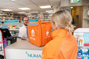 Just Eat Takeaway breidt samenwerking met apotheken uit