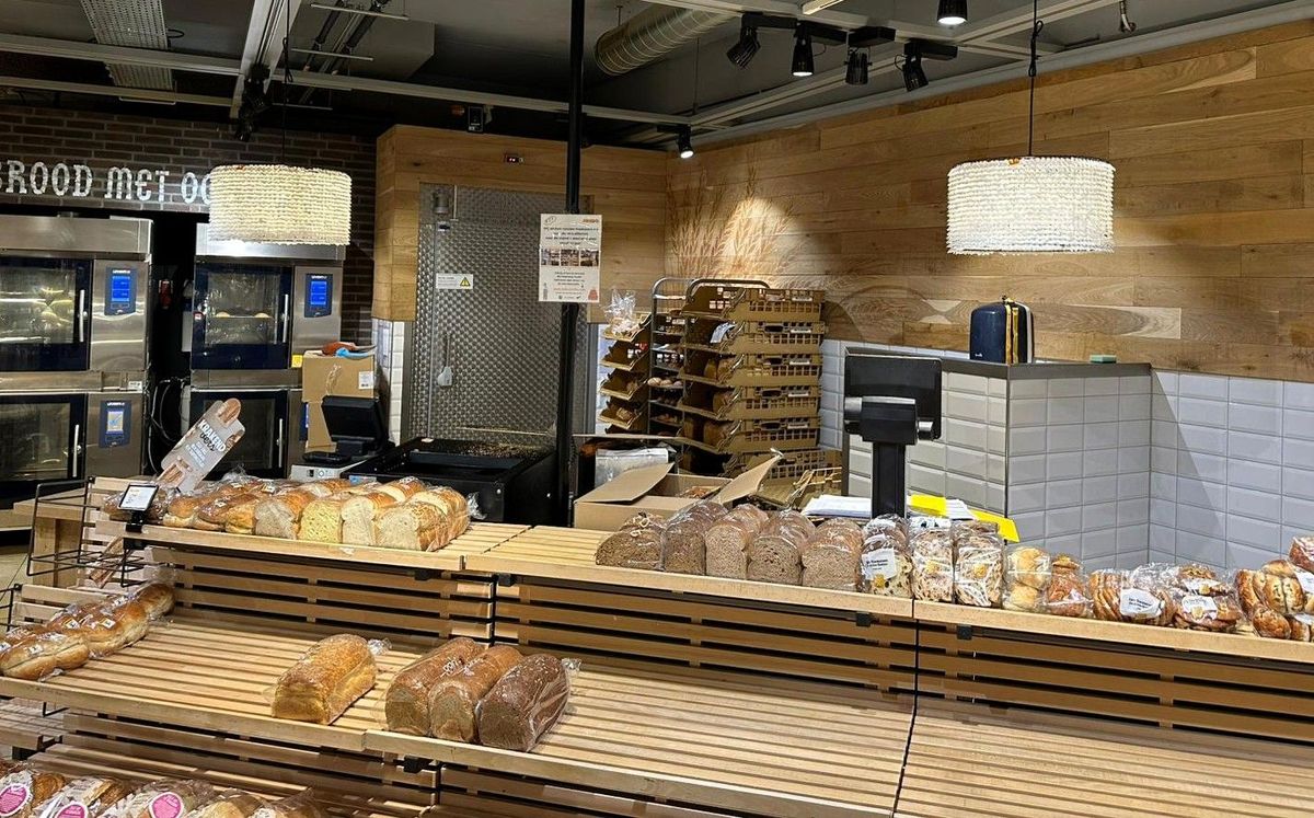 Sustainable Retail: Lampen van Jumbo-broodclips en pakketautomaten op zonne-energie