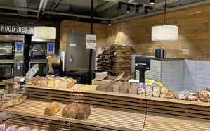 Sustainable Retail: Lampen van Jumbo-broodclips en pakketautomaten op zonne-energie