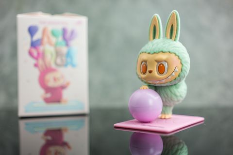 Makers Labubu-pop stevenen af op recordomzet