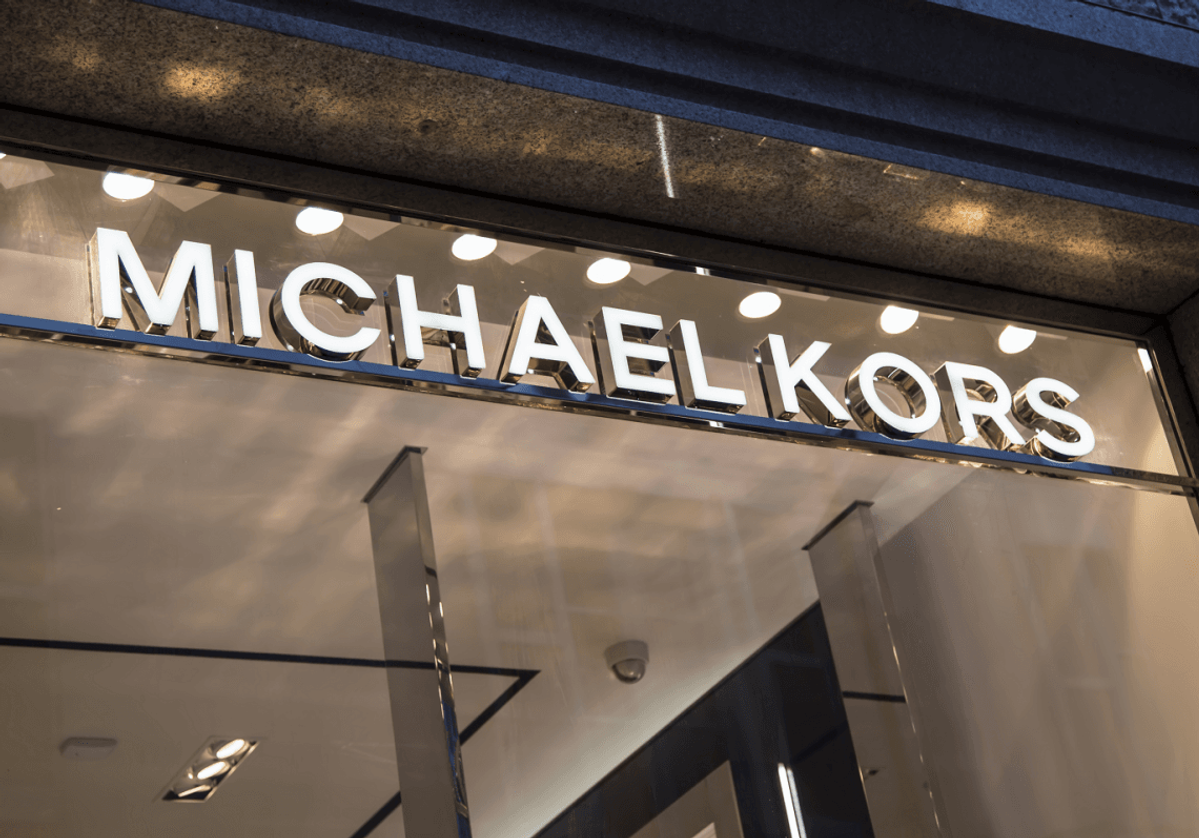 Moederbedrijf Michael Kors en Jimmy Choo duikt diep in rode cijfers