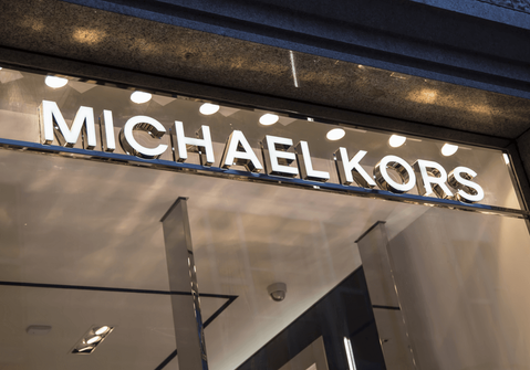 Moederbedrijf Michael Kors en Jimmy Choo duikt diep in rode cijfers