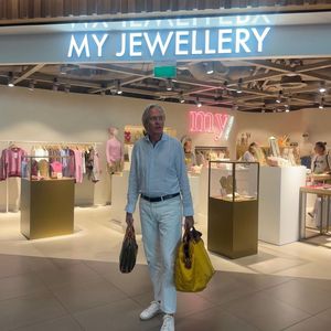 RetailSnippets: Jort Kelder piept 'het winkeltje' van Sharon Hilgers in en Albert Heijn stopt kruidnoten in de cola