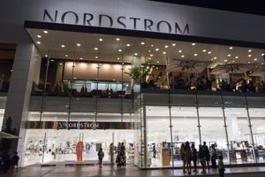 Nordstrom ging van de beurs en krabbelt weer op
