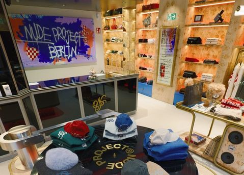 Bij Nude Project in Berlijn komen oma's woonkamer en de technoclub samen