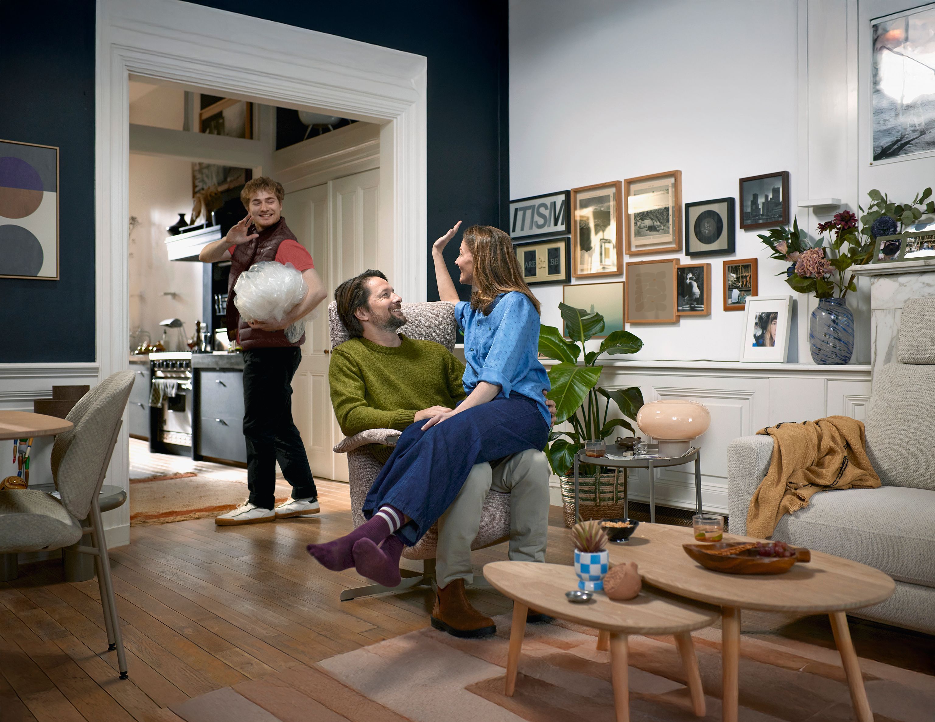 Sf_merkbeeld-hetdraaitomjou-gezin-woonkamer-C-102-relaxstoel-senso-orvieto-relaxbank-moeder-vader-bezorger-254578-hoger