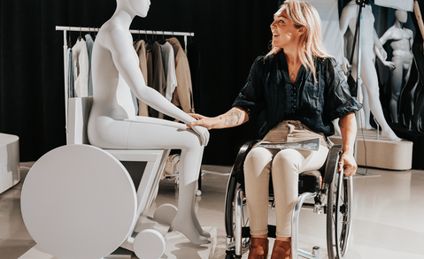Primark zet rolstoelgebruiker in de spotlight met speciale etalagepop