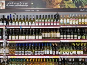 Sustainable Retail: Aldi en Tesco snoeien in wijnverpakking