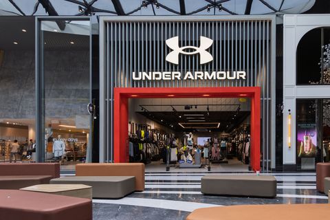 Under Armour blijft in het rood, maar verbetert wel