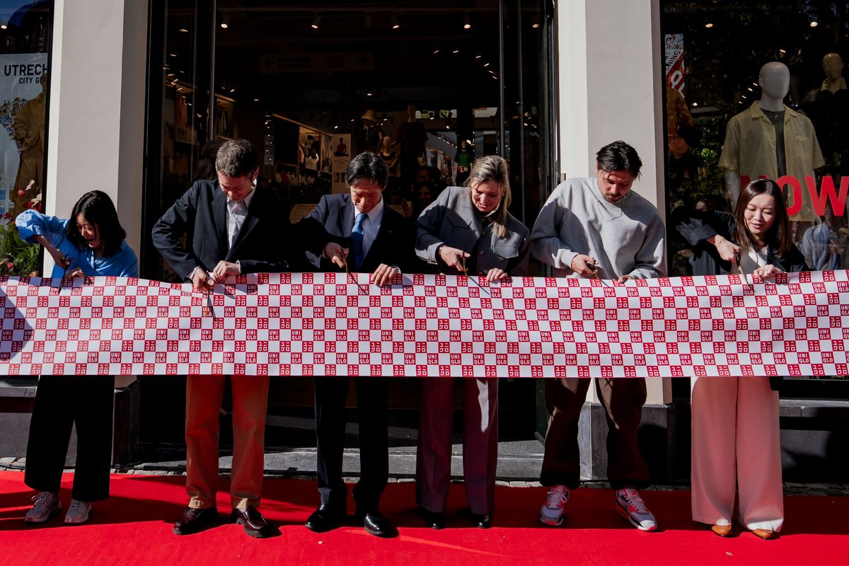 Uniqlo opent in Utrecht met meterslang lint en traditioneel tromgeroffel