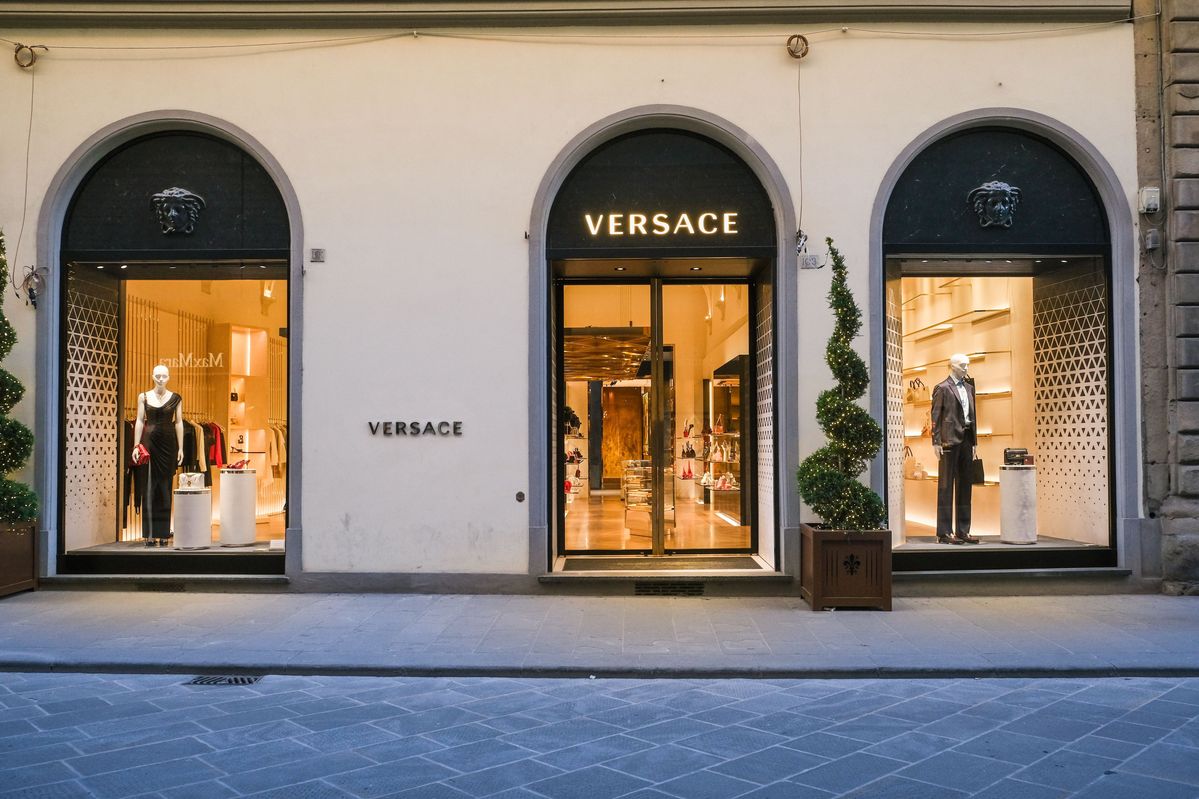 Prada rondt overname van Versace af