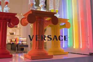 Prada neemt luxemerk Versace over