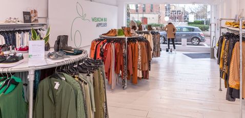 Hoe tweedehandskleding de Nederlandse winkelstraat verovert