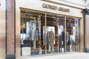 'Armani overweegt verkoop minderheidsbelang aan 3 partijen'