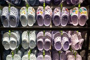 Crocs verhoogt omzetverwachting voor heel 2026